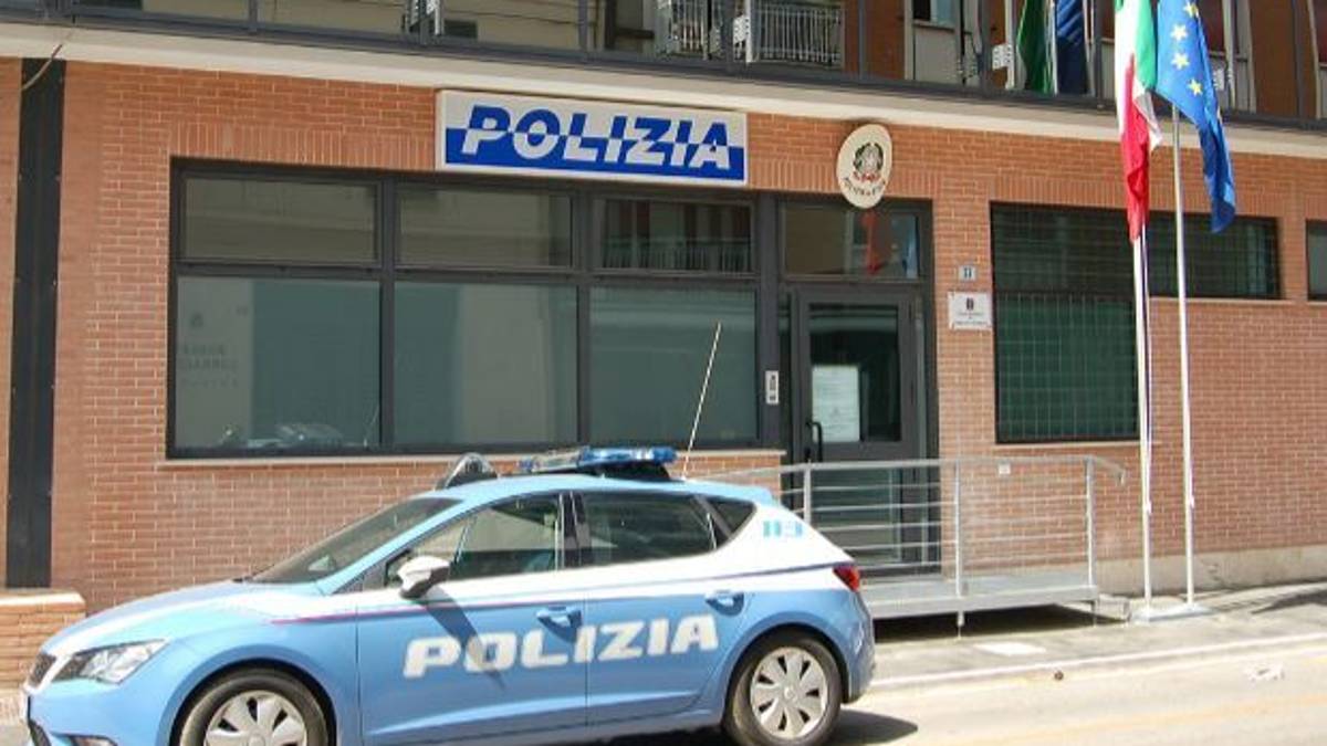 Lugo, va in commissariato per i documenti e viene arrestato