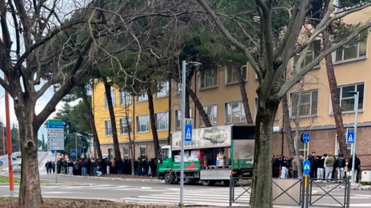 Gli studenti fuori dell’Istituto tecnico Serra di Cesena