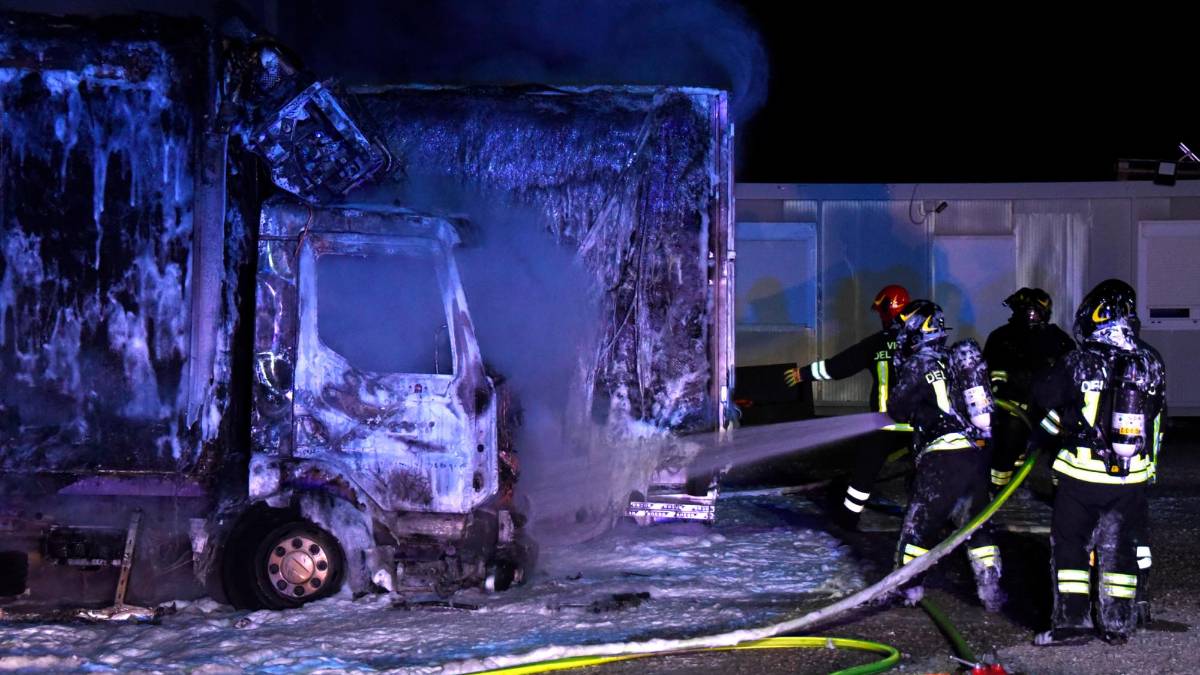 Rimini, incendio nella notte: camion a fuoco in via Verenin Grazia VIDEO GALLERY
