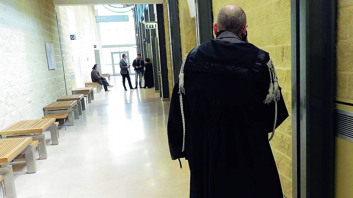 Rimini, sperona il padre con l’auto e lo prende a cinghiate