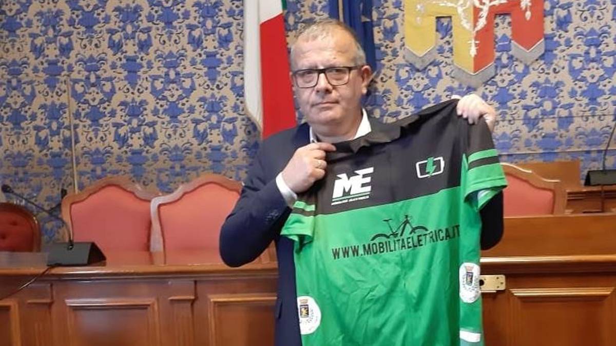 Giro d'Italia in E-Bike, mercoledì la partenza da Castel San Pietro e il sindaco sale in sella