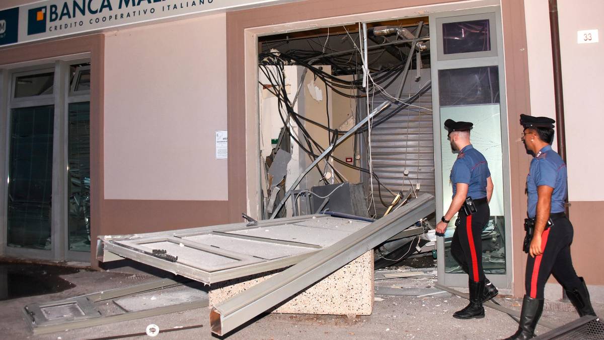Rimini, commando in azione con esplosivo all’alba a Villa Verucchio: assaltata la banca, chiodi sparsi per fermare le forze dell’ordine