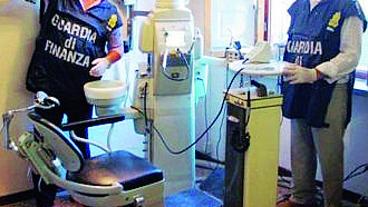 Aveva 200 pazienti ma non era dentista, via al processo a Ravenna