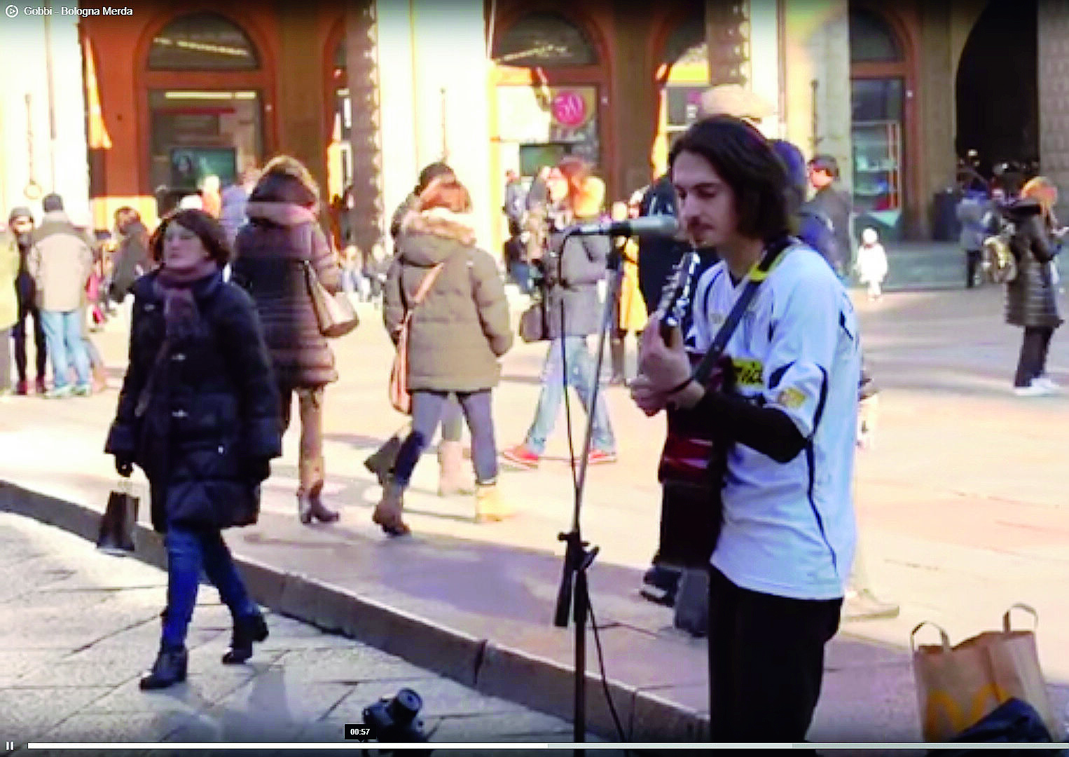 Canta “Cesena amore mio” in piazza a Bologna con la maglia di Salvetti