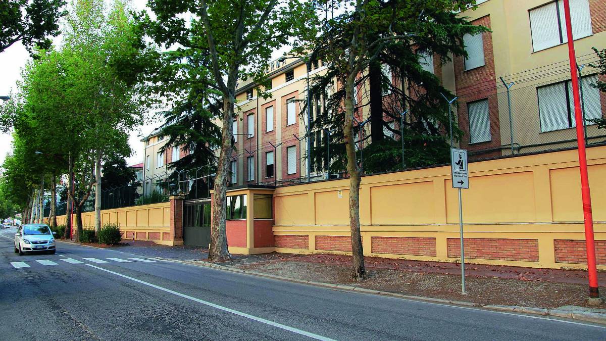 Cesena, allievo poliziotto rompe specchietto di un'auto in sosta