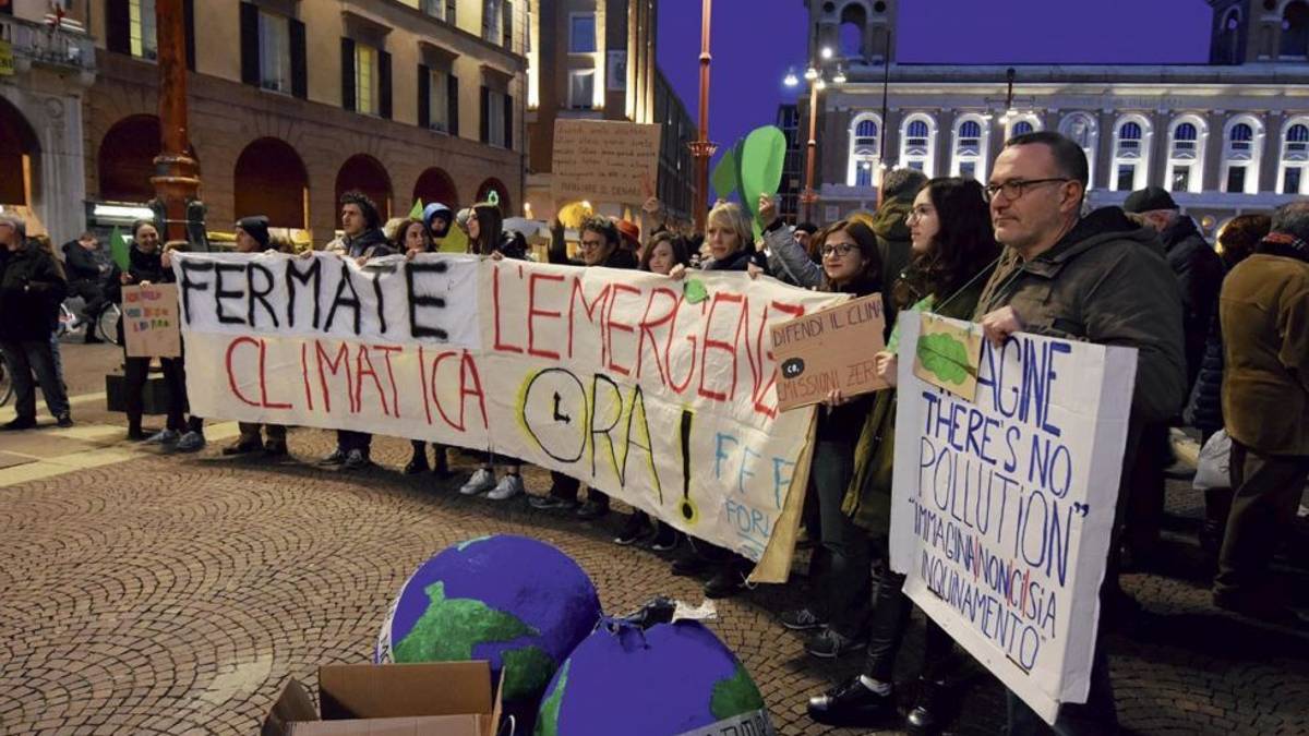 Forlì, Fridays for future e commercianti: 2mila firme contro i bus