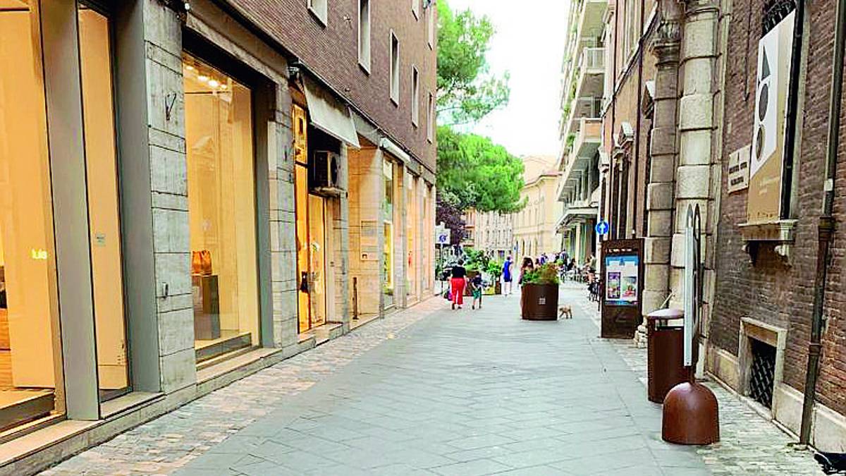 Rimini, una busta di acqua e ghiaccio sfiora un bimbo di 4 anni