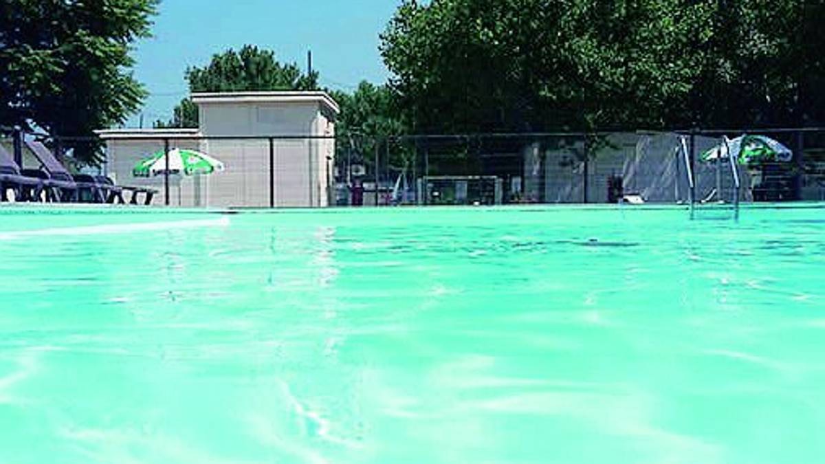 Misano, bimba di 4 anni rischia di annegare in piscina, salvata da un nonno