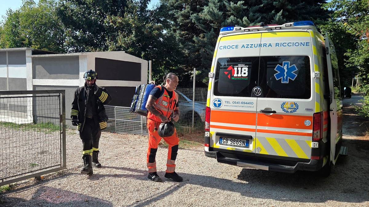 Rimini, uomo di 60 anni muore folgorato mentre cerca di liberare un cane