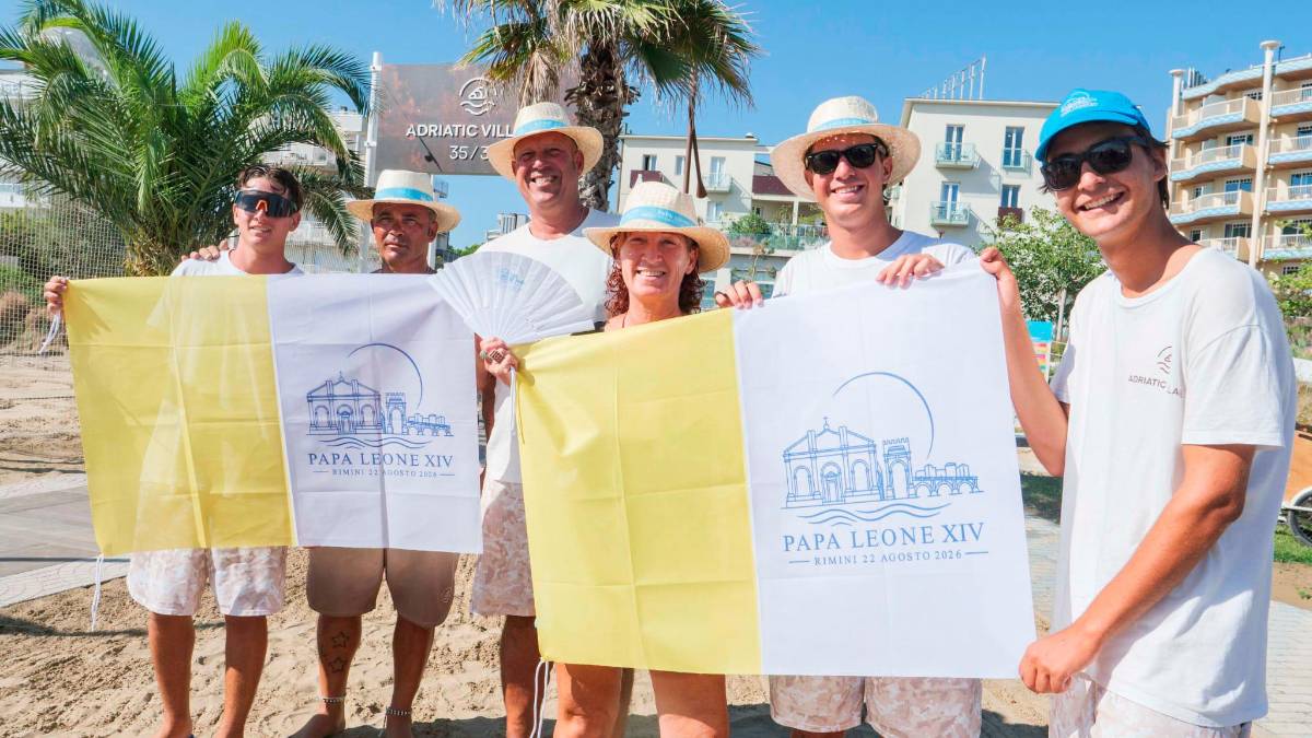 Papa Leone a Rimini: in spiaggia spuntano le bandiere di benvenuto