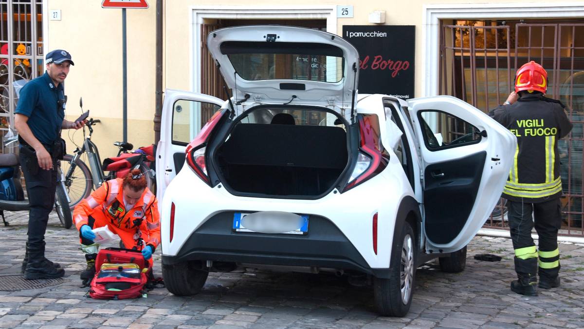 L’auto che si è schiantata contro la vetrina di un negozio (Foto manuel Migliorini)