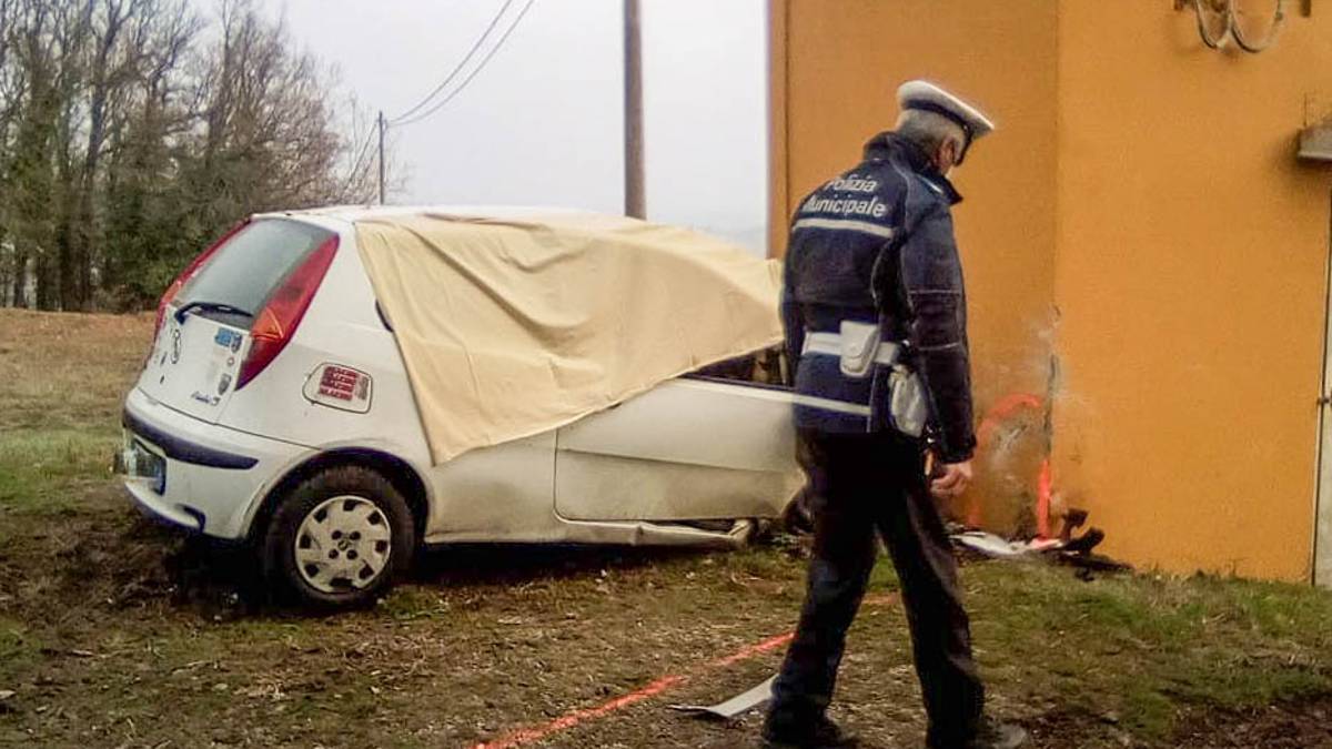 Brisighella, esce di strada, muore 63enne