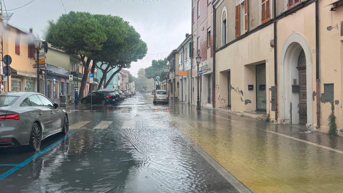 Maltempo a Cesenatico, caduti 100 millimetri di pioggia in poche ore, chiuso un tratto di viale Carducci - Gallery
