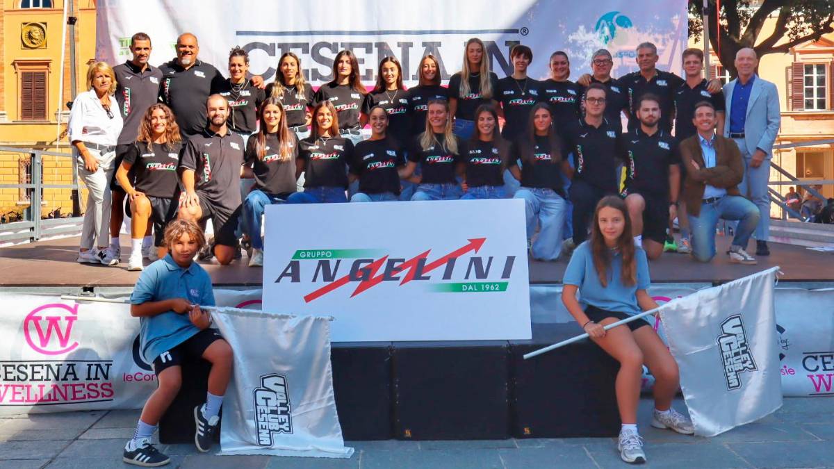 Il gruppo del Volley Club sul palco di Cesena in Wellness in Piazza Almerici