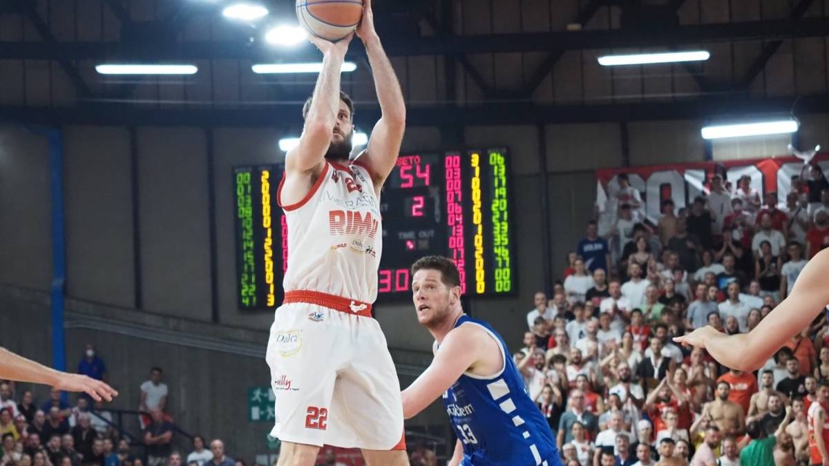 Basket A2, RivieraBanca deve battere Pistoia e tifare Forlì