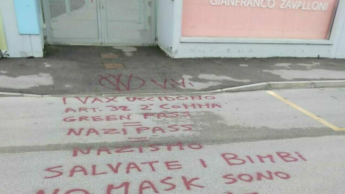 San Mauro Pascoli, scritte no vax alla scuola primaria Zavalloni