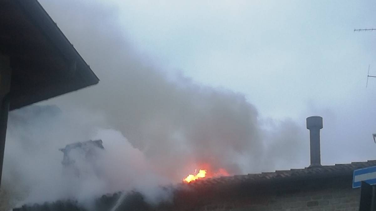 Casa divorata dalle fiamme a San Piero in Bagno - VIDEO
