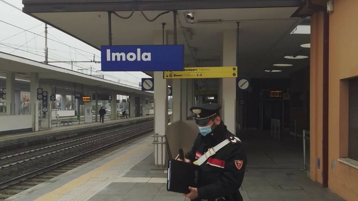 Imola, senzatetto incendia una coperta e danneggia la stazione