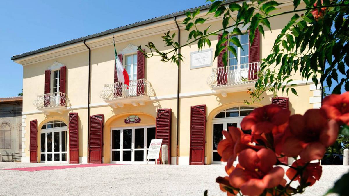 Cesena, una domenica a Villa Silvia Carducci ammirando il Grammofono con le fiamme a motore