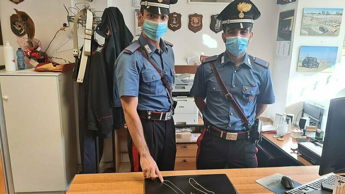Riccione, sgominata la banda delle collanine: tre arresti
