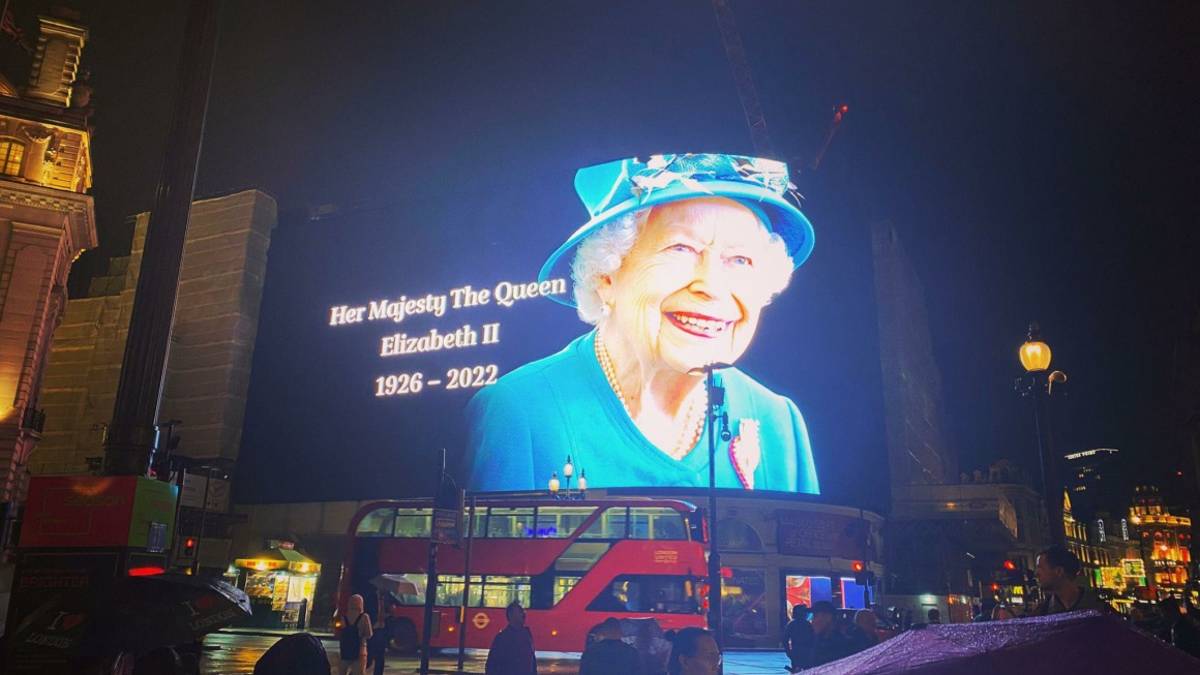 Il racconto di un cesenate a Londra: L'immagine di Elisabetta a Piccadilly e il lutto composto dell'Inghilterra