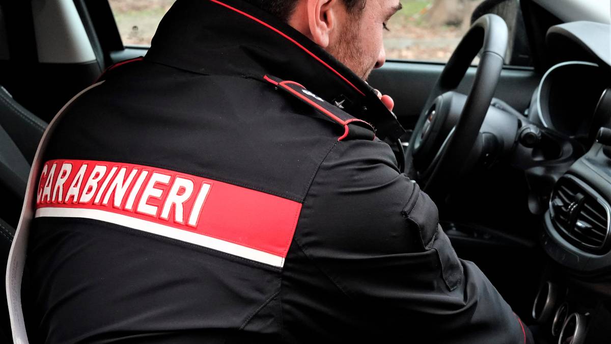 A scuola con martello frangivetro e bomboletta di protossido di azoto, minorenne denunciato per ricettazione e porto d’armi