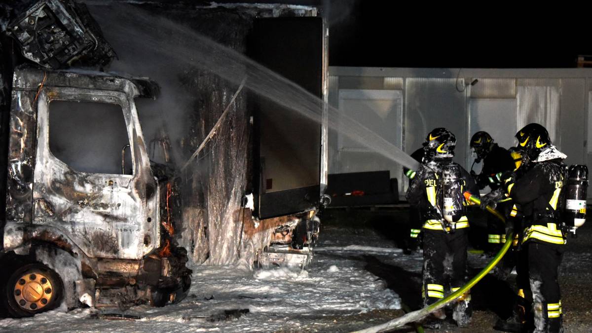 Rimini, incendio nella notte: camion a fuoco in via Verenin Grazia VIDEO GALLERY