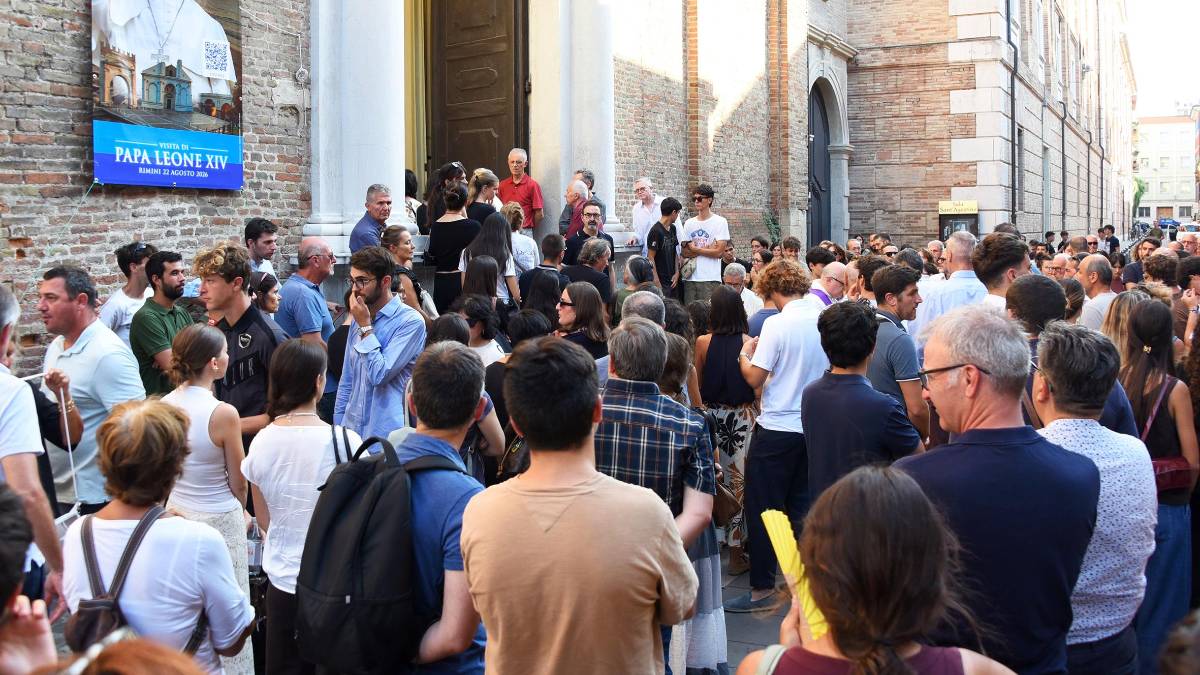 Rimini, l’addio a Tommaso Ugolini: la commozione e il silenzio di centinaia di persone