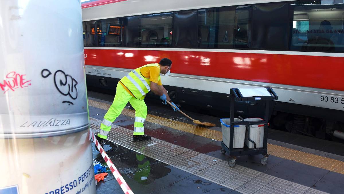 Rimini, paura in stazione: urta il treno in arrivo e rimbalza sulla banchina, è gravissimo FOTOGALLERY