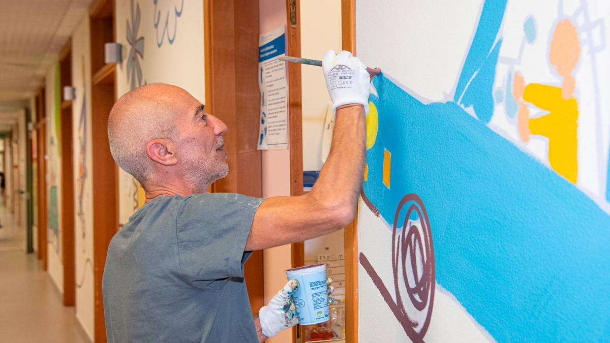 Imola, padre e figlio in azione: Andrea “Fungo” Pelliconi torna a colorare la Pediatria - Gallery
