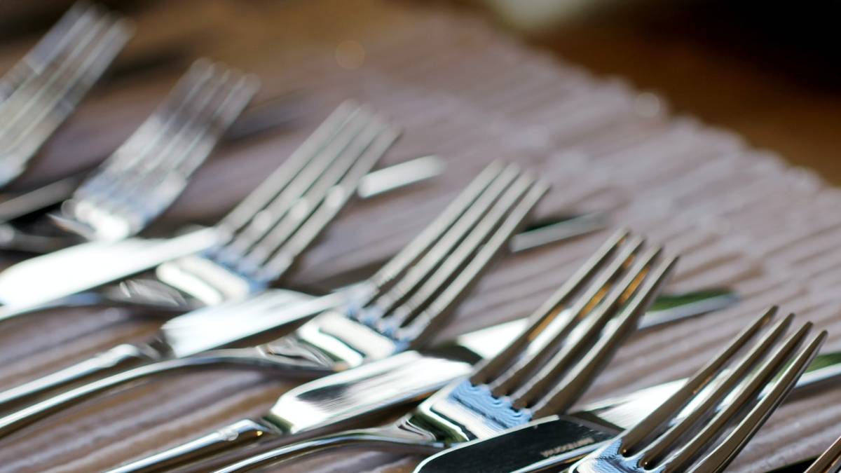 Rimini. Non si rubano le posate: scoppia il finimondo al ristorante, bottiglia spaccata in testa