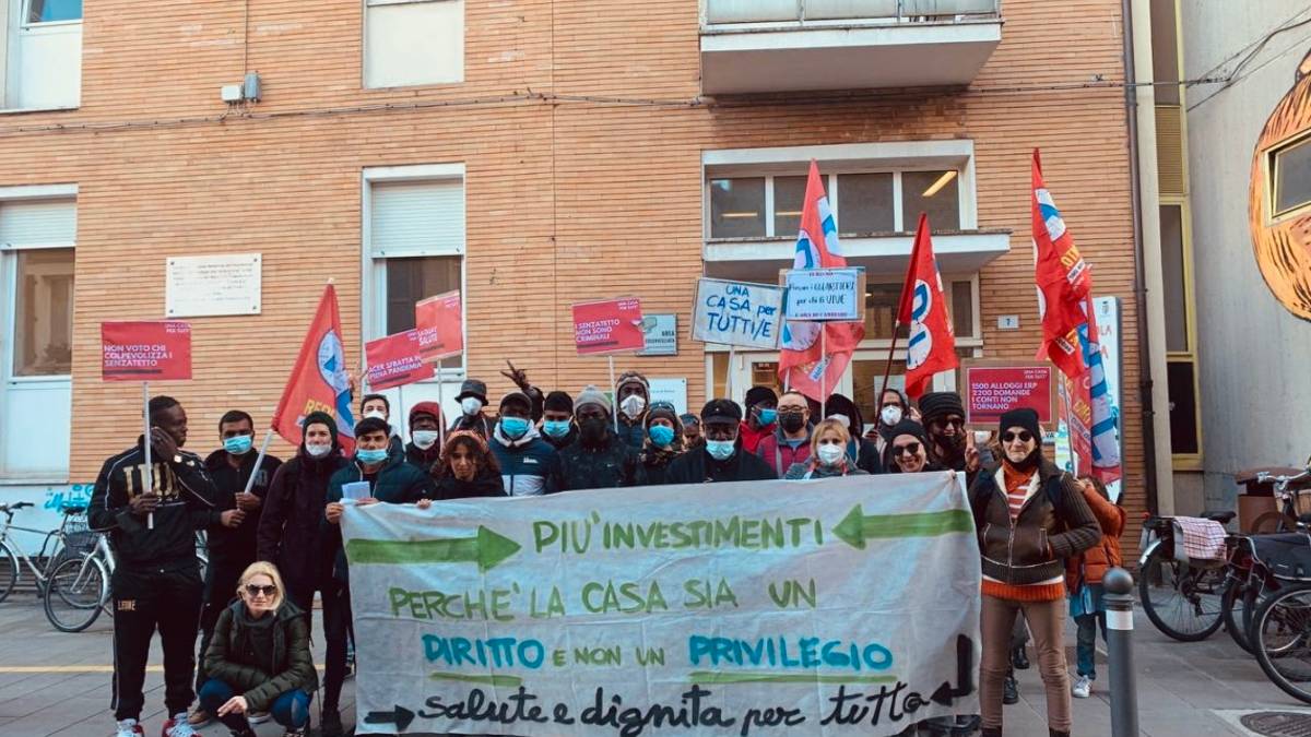 Rimini, coppia sfrattata costretta a dormire in auto, presidio dei Cobas: Aiutiamoli a trovare una casa