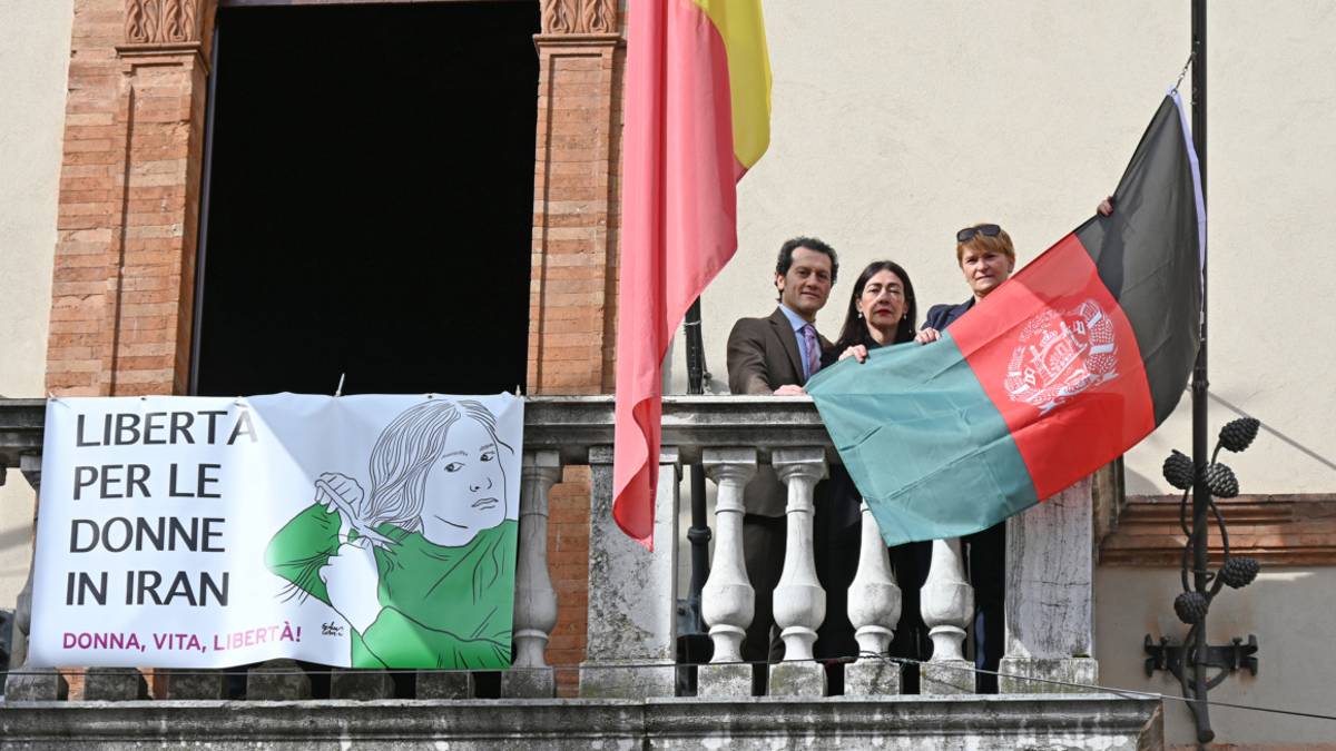 Ravenna, 8 marzo: in Comune la bandiera dell'Afghanistan e uno striscione per le donne iraniane