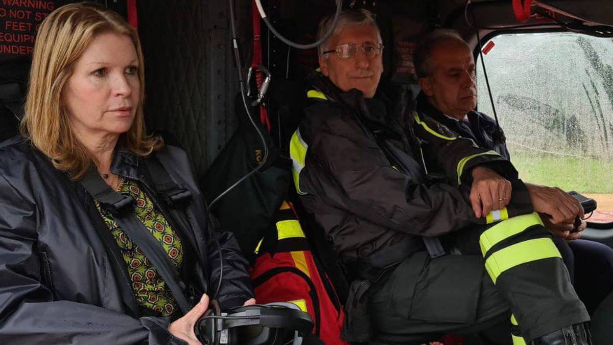 Il ministro dell'interno Piantedosi in volo coi vigili del fuoco sulle zone alluvionate di Cesena e Forlì