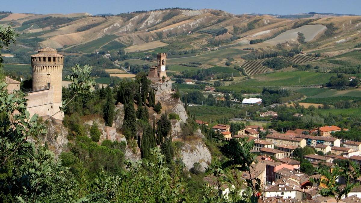 Brisighella, carabinieri e polizia locale fermano la festa abusiva in collina con oltre cento partecipanti