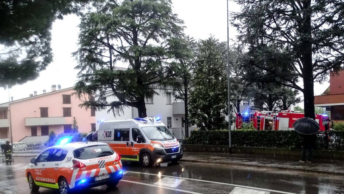 Imola, incendio in appartamento, 4 intossicati