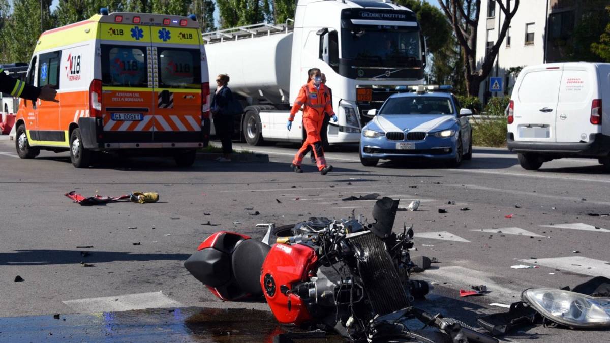 Rimini. Schianto in via Flaminia, centauro ricoverato