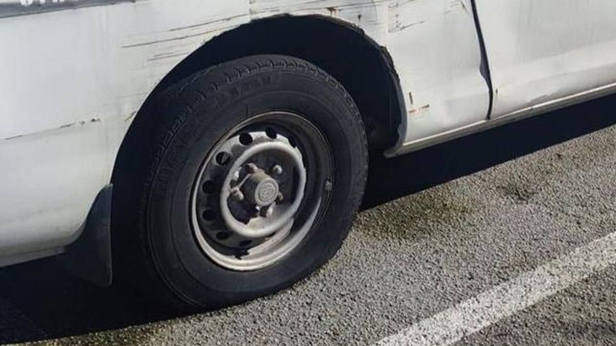 Bellaria, la proprietaria non sposta il furgone e trova le 4 gomme bucate