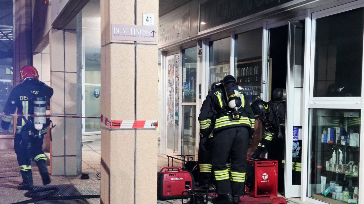Rimini. Incendio al centro estetico, i vigili del fuoco evitano il peggio