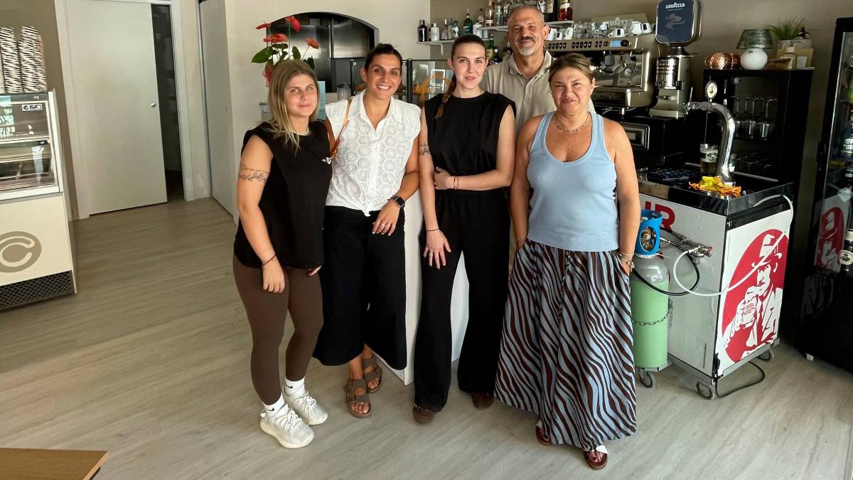 La titolare al centro con madre, sorella e rappresentanti di Confartigianato e Cristina Ghera e Fabio Branchetti