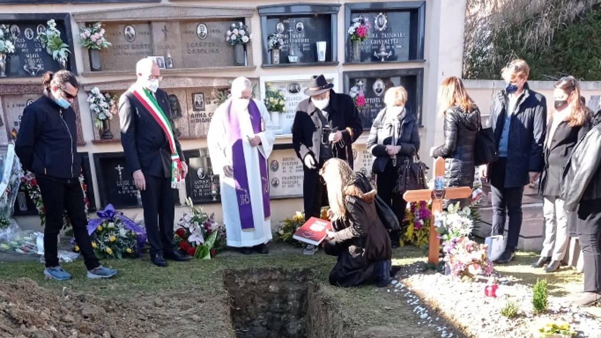 Rimini, la morte di Paolo Graziosi: la salma dell'attore riposa nel cimitero di Taverna