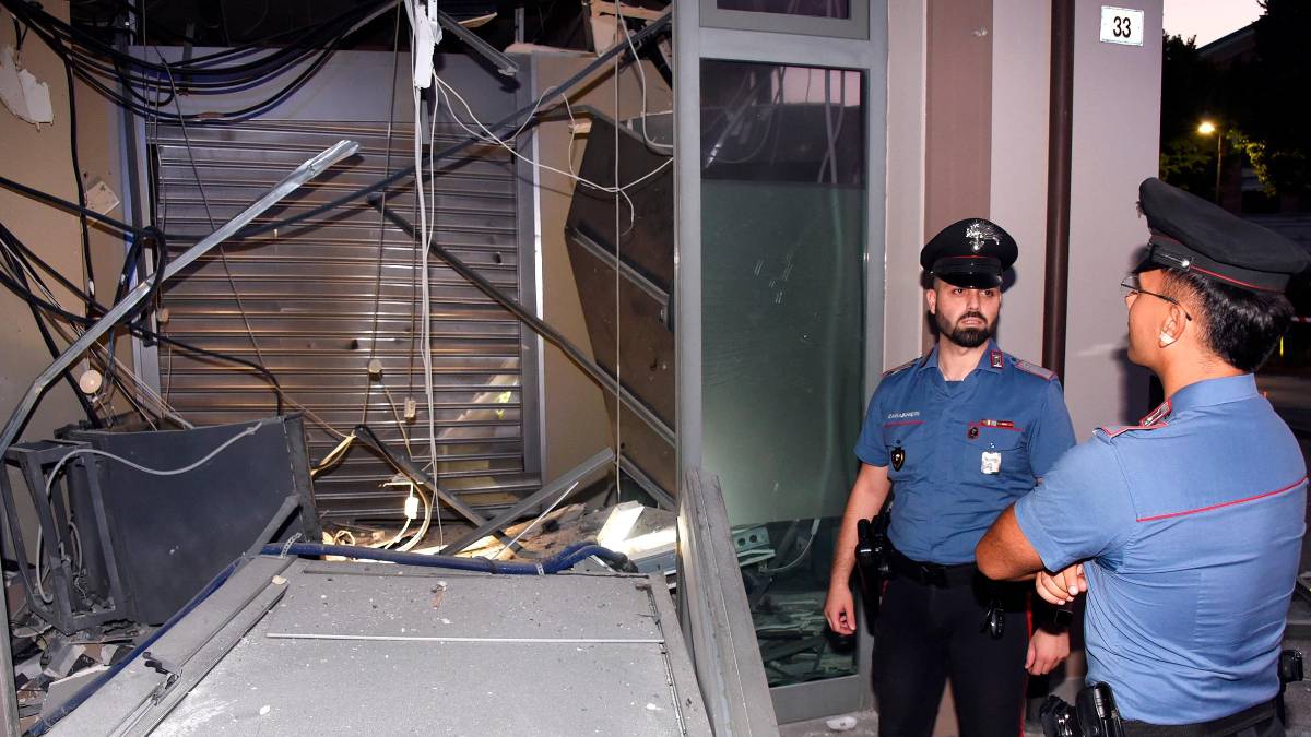 Rimini, commando in azione con esplosivo all’alba a Villa Verucchio: assaltata la banca, chiodi sparsi per fermare le forze dell’ordine