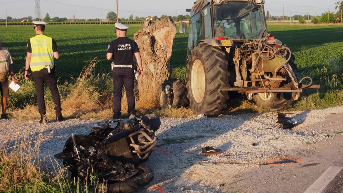 Incidente tra Russi e Cotignola tra una moto e un trattore: due feriti