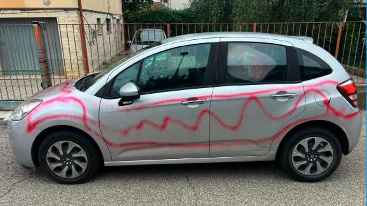 Tre auto imbrattate a Godo, amaro risveglio per i proprietari