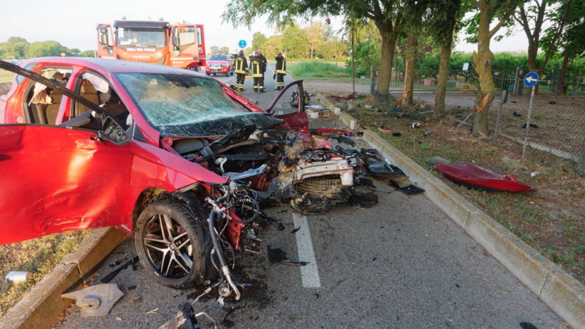 Spaventoso incidente all'alba a Ravenna: 21enne incastrato tra le lamiere