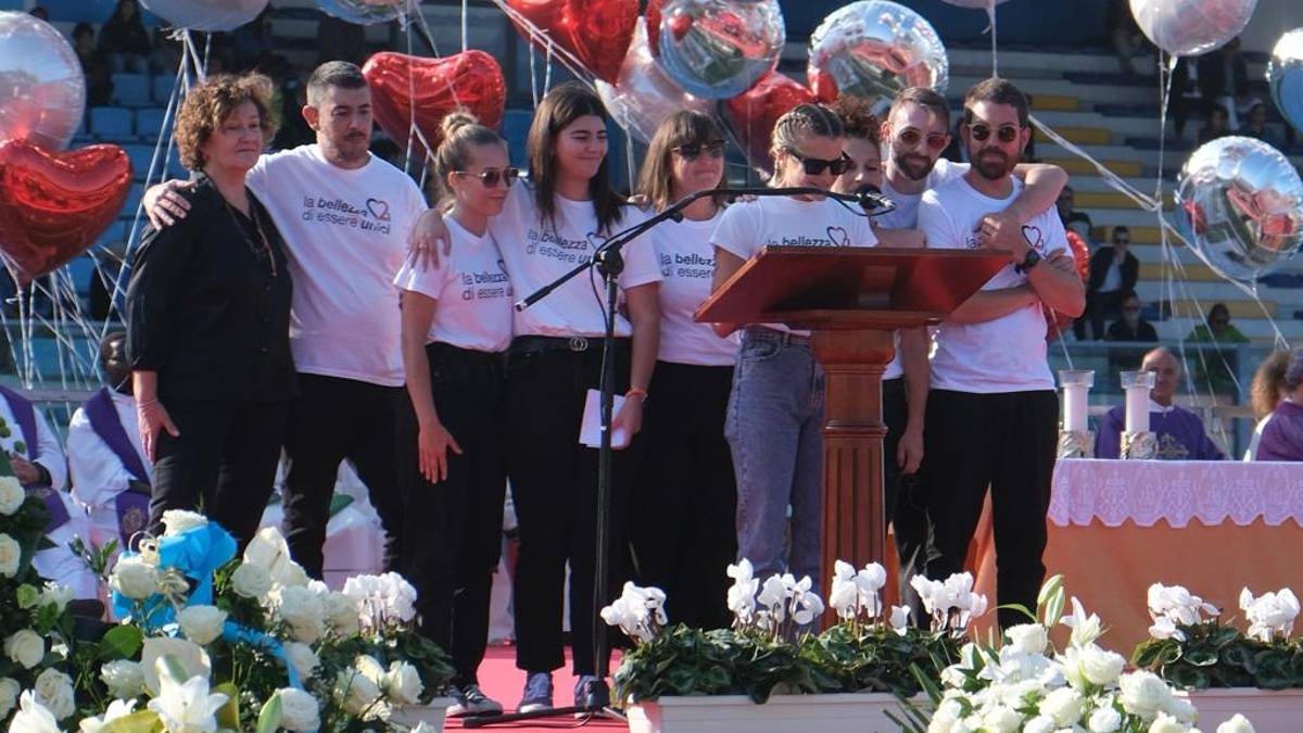 Riccione, vi amiamo. Punto. E tutti al funerale si alzano in piedi ad applaudire