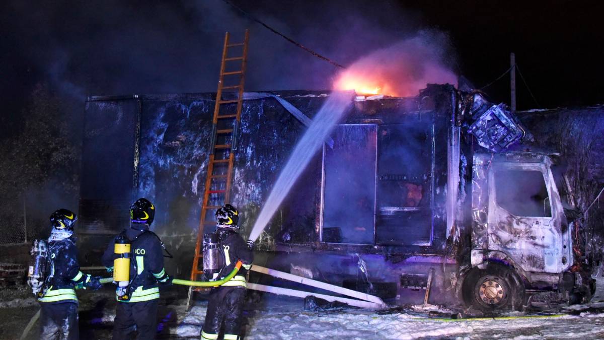 Rimini, incendio nella notte: camion a fuoco in via Verenin Grazia VIDEO GALLERY