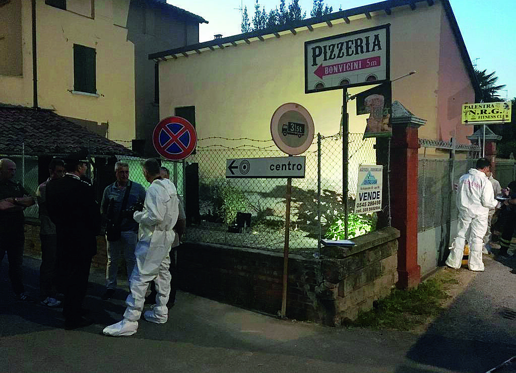 Scoppia rogo in un garage a Massa. Tra le fiamme un corpo carbonizzato