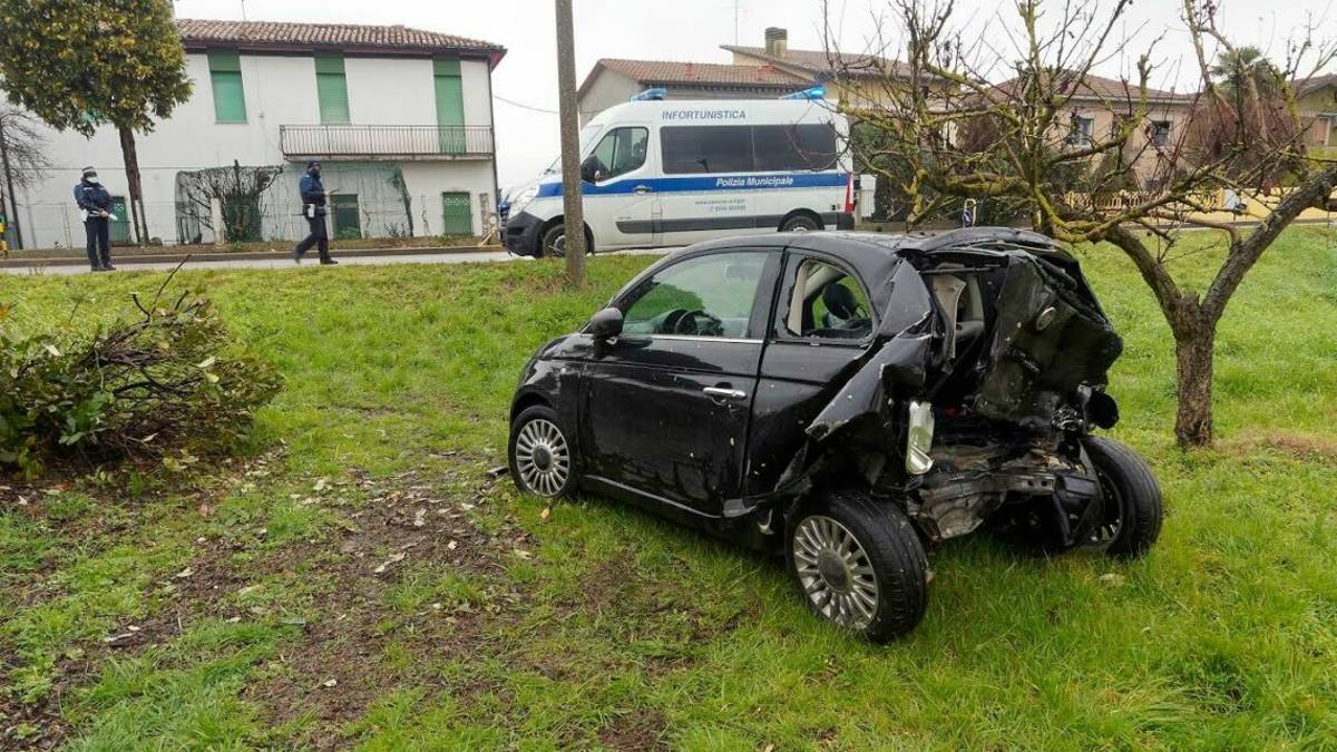 Ravenna, scontro tra auto sulla Reale: grave un ragazzo