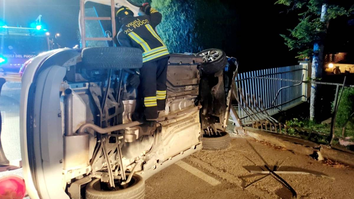 Rimini, incidente: si ribalta con l'auto e si schianta contro il cancello di una casa - Gallery